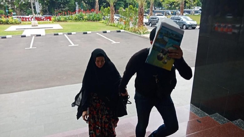 Akan Diperiksa sebagai Tersangka, Lyra Virna Datangi Polda Metro Akan Diperiksa sebagai Tersangka, Lyra Virna Datangi Polda Metro