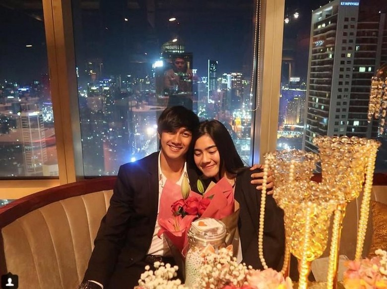 Pacaran 5 Tahun, Caisar Hito Beri Jar of Love pada Felicya Angelista Pacaran 5 Tahun, Caisar Hito Beri Jar of Love pada Felicya Angelista