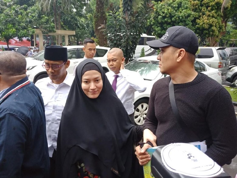 Lyra Virna Penuhi Panggilan Pemeriksaan Sebagai Tersangka Kasus Fitnah Lyra Virna Penuhi Panggilan Pemeriksaan Sebagai Tersangka Kasus Fitnah