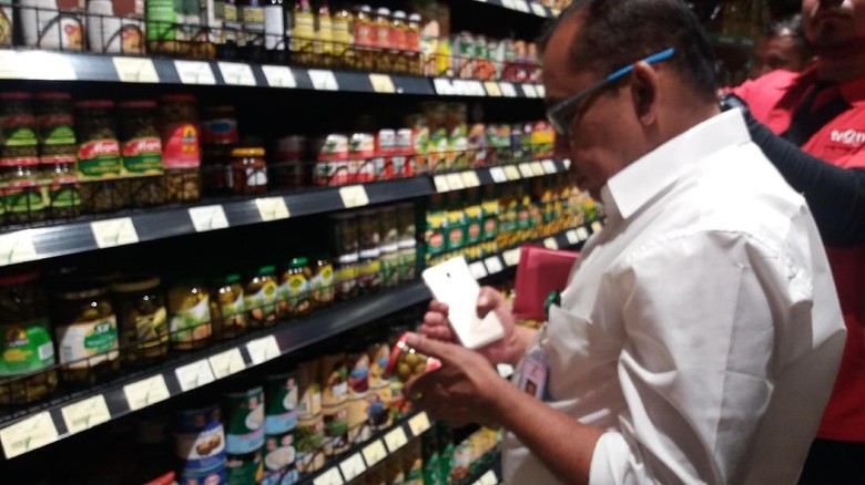 Polisi-BPOM Cek Produk Kedaluwarsa dari Gudang Jakbar di Supermarket Polisi-BPOM Cek Produk Kedaluwarsa dari Gudang Jakbar di Supermarket