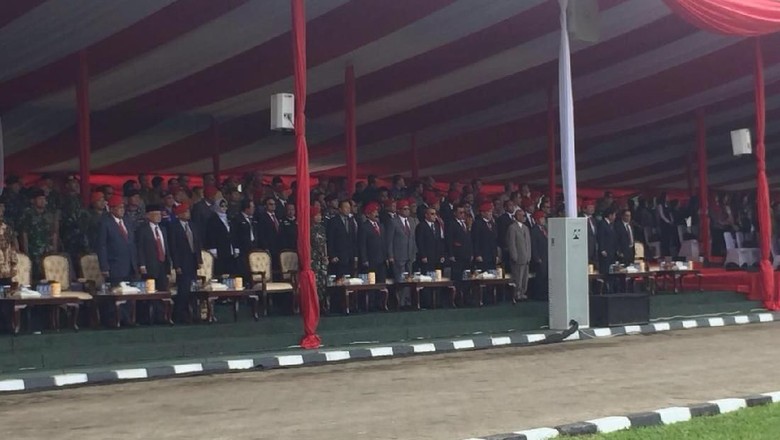 Luhut dan Agum Gumelar Hadiri Sertijab Danjen Kopassus Luhut dan Agum Gumelar Hadiri Sertijab Danjen Kopassus