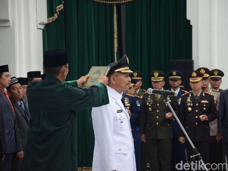 Gubernur Lantik Plt Bupati Subang Ganti Imas yang Ditahan KPK Gubernur Lantik Plt Bupati Subang Ganti Imas yang Ditahan KPK