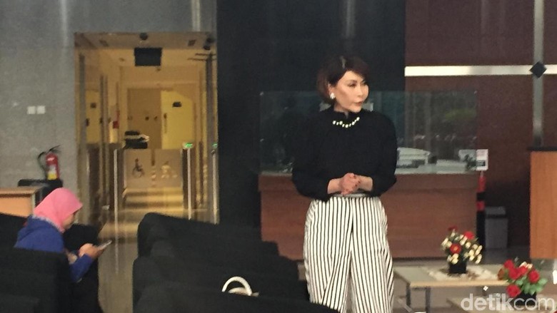 Jawaban Singkat Eks Istri Dirut MRA soal Kasus Emirsyah Jawaban Singkat Eks Istri Dirut MRA soal Kasus Emirsyah