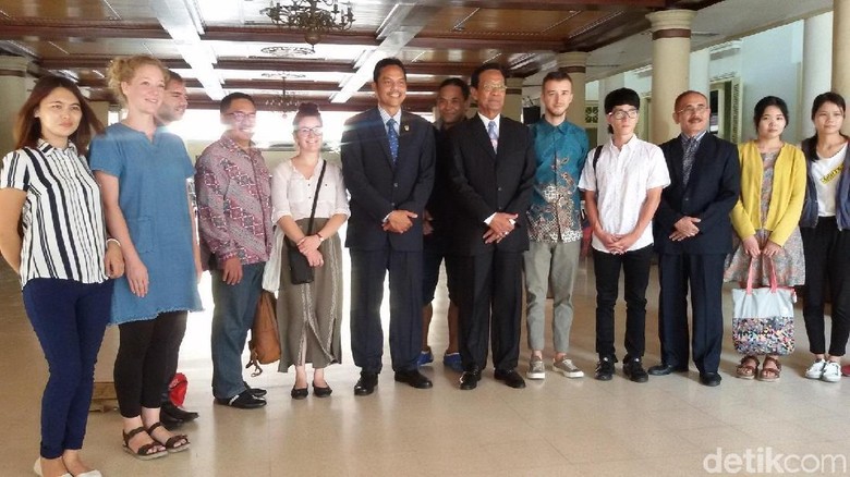 Ketika Mahasiswa Asing Ikut Rapur DPRD DIY dan Bertemu Sultan Ketika Mahasiswa Asing Ikut Rapur DPRD DIY dan Bertemu Sultan