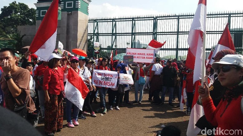 Massa Demo di DPR, Minta UU MD3 Dicabut Massa Demo di DPR, Minta UU MD3 Dicabut