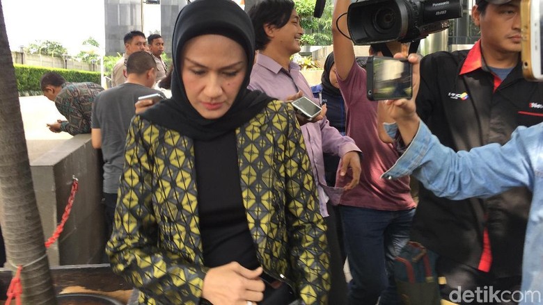 Para Saksi e-KTP yang Kompak Bungkam Usai Diperiksa KPK Para Saksi e-KTP yang Kompak Bungkam Usai Diperiksa KPK