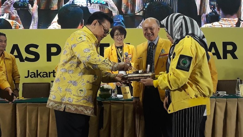 Di Rakernas Golkar, Agung Laksono Dapat Kejutan Ulang Tahun Di Rakernas Golkar, Agung Laksono Dapat Kejutan Ulang Tahun