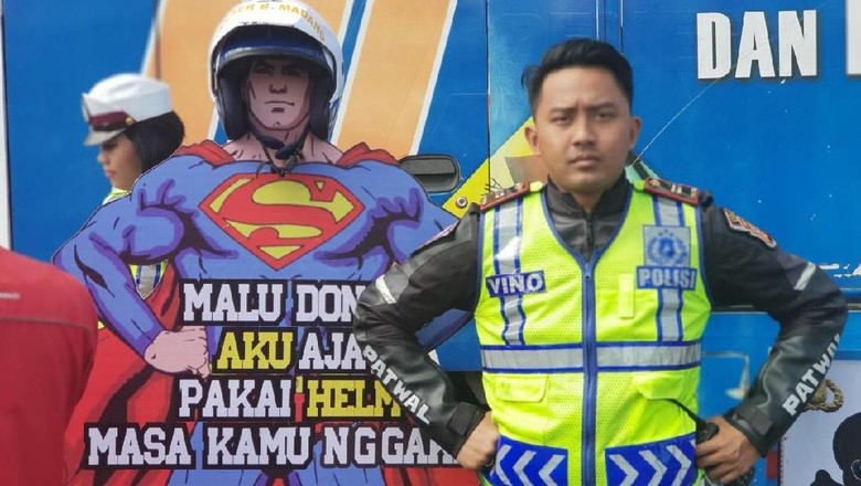 Di Bogor, Ada 'Superman' Pakai Helm