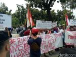 Warga Pulau Pari Demo di Balai Kota