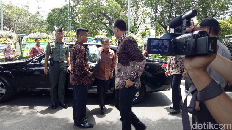 Semobil Bareng Puan, JK Tiba di Rumah Duka Probosutedjo Semobil Bareng Puan, JK Tiba di Rumah Duka Probosutedjo