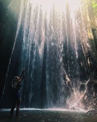 Traveler berfoto di Air Terjun Tukad Cepung (Maria Kurtis/Instagram)