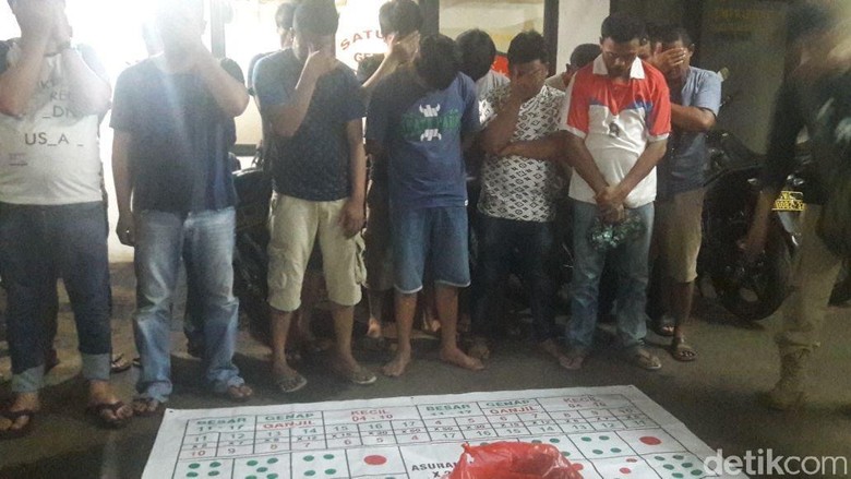 Polisi Gerebek Arena Judi di Ciracas, 16 Orang Ditangkap Polisi Gerebek Arena Judi di Ciracas, 16 Orang Ditangkap