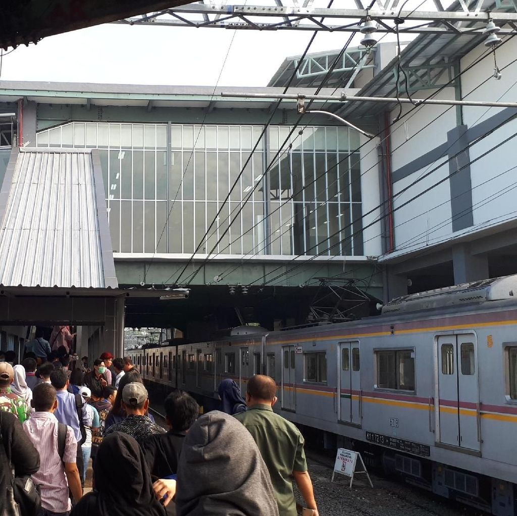 Kereta Bandara Harus Punya Jalur Khusus Agar Tak Ganggu Jadwal KRL Kereta Bandara Harus Punya Jalur Khusus Agar Tak Ganggu Jadwal KRL