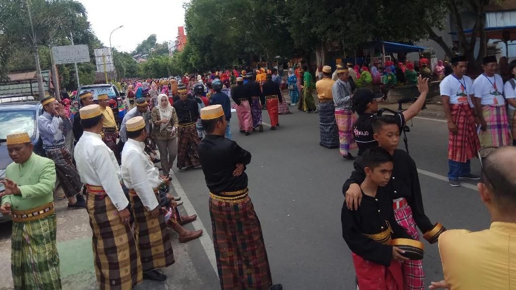 Rekor! 18 Ribu Orang Pakai Sarung Sutra Serentak di Sulsel Rekor! 18 Ribu Orang Pakai Sarung Sutra Serentak di Sulsel