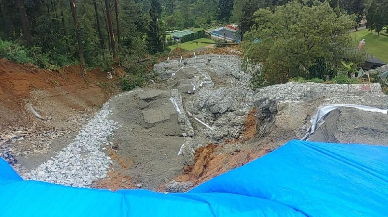 16 Rumah dan Warung di Lokasi Longsor Puncak Pas akan Dipindah 16 Rumah dan Warung di Lokasi Longsor Puncak Pas akan Dipindah