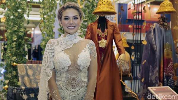 Nikita Mirzani Bisikan Bakal Ada Proyek Bareng Miyabi Nikita Mirzani Bisikan Bakal Ada Proyek Bareng Miyabi