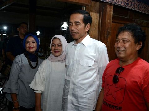 Jokowi melayani sesi foto sesudah makan siang.