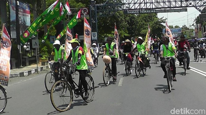 Foto: Onthelis peserta IVCA dalam perjalanan ke Bali (Arif Syaefudin/detikTravel) Foto: Onthelis peserta IVCA dalam perjalanan ke Bali (Arif Syaefudin/detikTravel)