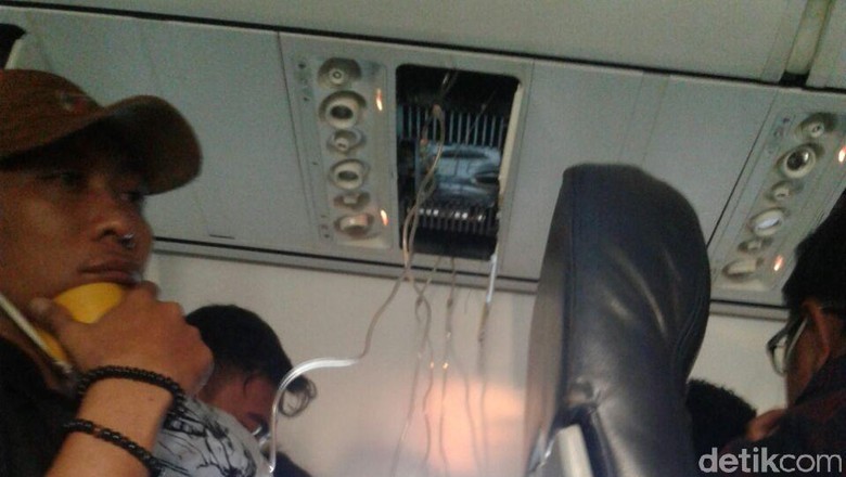 Cerita Paniknya Penumpang Saat Lion Air Mendarat Darurat Cerita Paniknya Penumpang Saat Lion Air Mendarat Darurat
