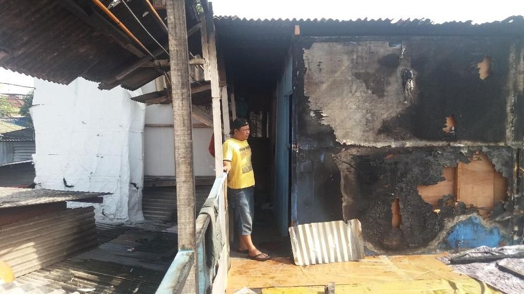 Pesta Kecil di Tengah Puing Kebakaran Taman Kota Pesta Kecil di Tengah Puing Kebakaran Taman Kota