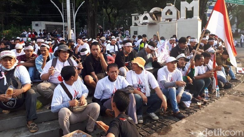 Tukang Pulsa Demo Pembatasan Registrasi SIM Card di Depan Istana Tukang Pulsa Demo Pembatasan Registrasi SIM Card di Depan Istana