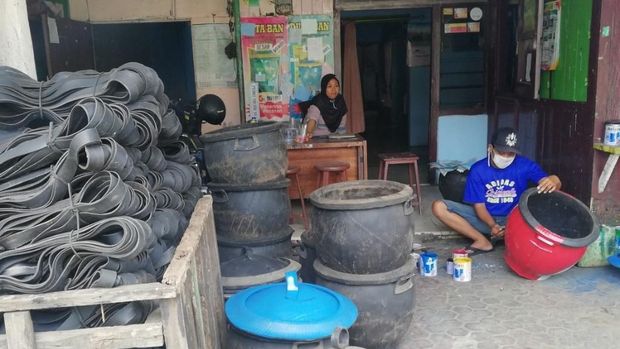 Saidah di rumah sekaligus bengkel usahanya. (Foto: Muhajir Arifin)