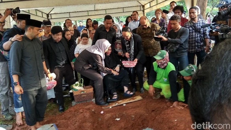 Suami Rachmawati Dimakamkan Secara Militer Suami Rachmawati Dimakamkan Secara Militer