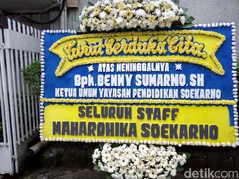 Karangan bunga duka cita dari staff Mahardhika Soekarno