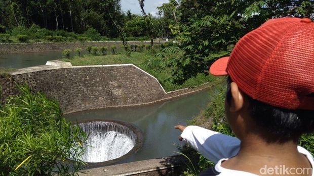 Tentang Spillway yang Heboh Dikira 'Sumur' Misterius di Sungai