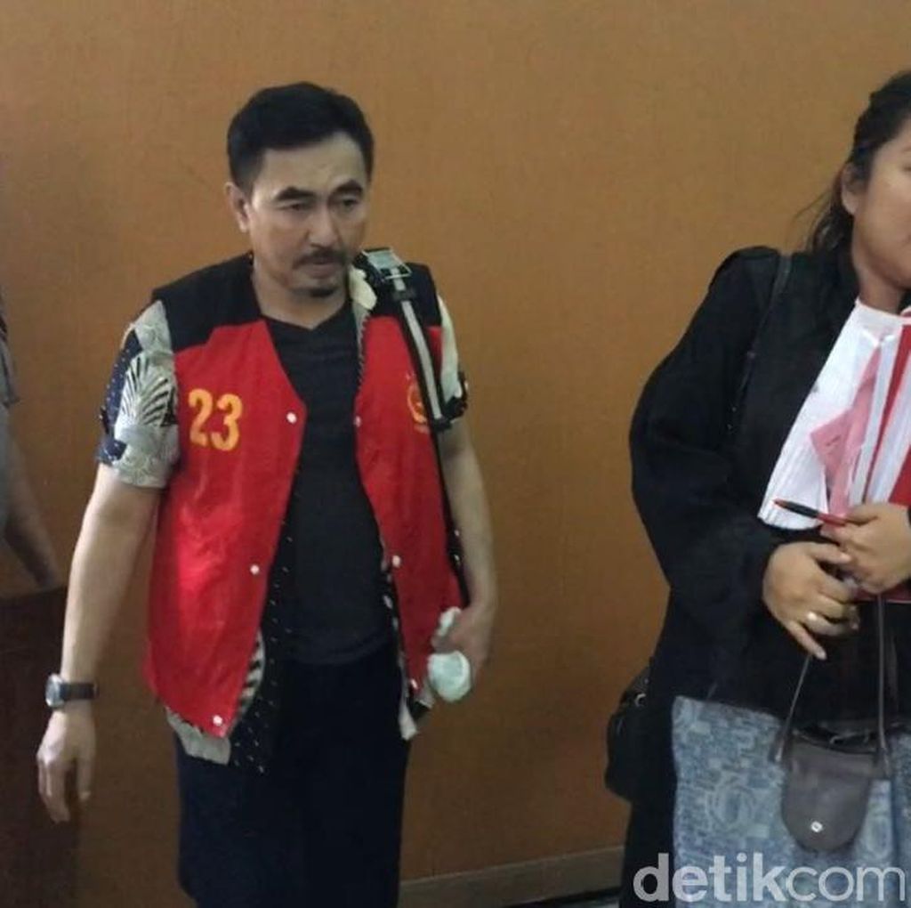 Terbukti Bujuk Anak-anak Berhubungan Intim, Aa Gatot Divonis 9 Tahun Bui Terbukti Bujuk Anak-anak Berhubungan Intim, Aa Gatot Divonis 9 Tahun Bui