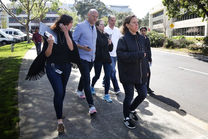 Berada paling depan adalah CEO YouTube Susan Wojcicki yang keluar kantor bersama beberapa karyawan. Foto: Reuters Berada paling depan adalah CEO YouTube Susan Wojcicki yang keluar kantor bersama beberapa karyawan. Foto: Reuters