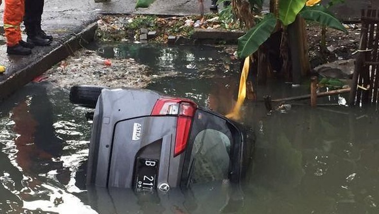 Waduh, Mobil Sigra Kecebur di Kali Cengkareng Waduh, Mobil Sigra Kecebur di Kali Cengkareng