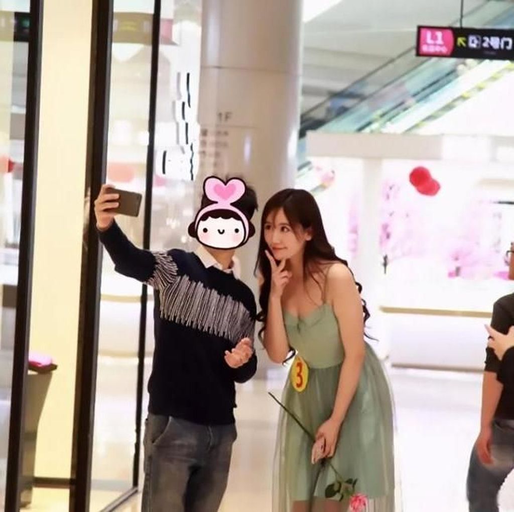 Mal Ini Sediakan Pacar Sewaan untuk Para Pria Jomblo yang Kesepian Mal Ini Sediakan Pacar Sewaan untuk Para Pria Jomblo yang Kesepian