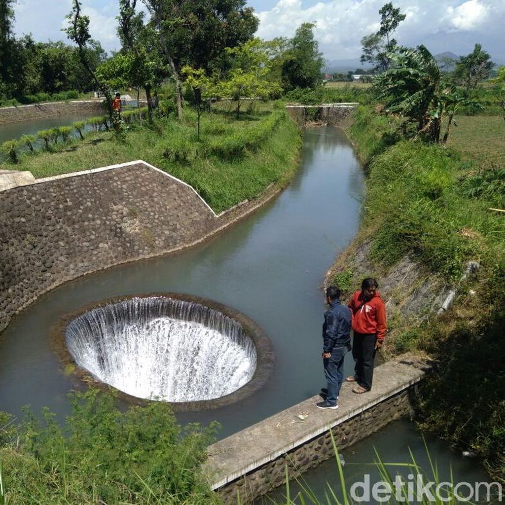 Heboh Video Sumur Aneh di Tengah Aliran Sungai Heboh Video Sumur Aneh di Tengah Aliran Sungai