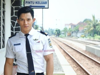 Foto: Liburannya Didi Wahyudi, Petugas Kereta Kekar yang Tampan Foto: Liburannya Didi Wahyudi, Petugas Kereta Kekar yang Tampan
