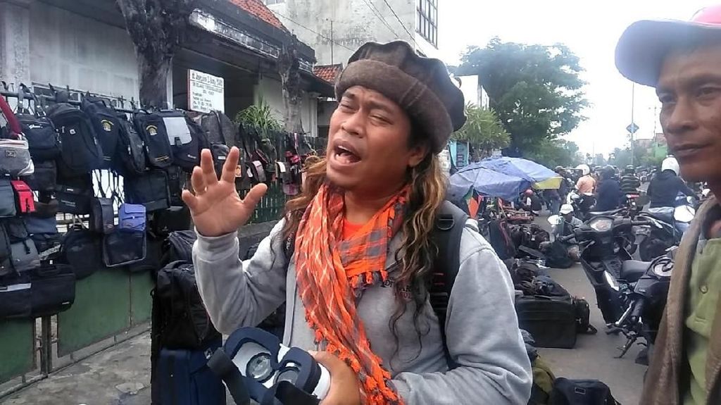 Seniman Surabaya Ini Protes Sukmawati dengan Puisi Buatannya Seniman Surabaya Ini Protes Sukmawati dengan Puisi Buatannya