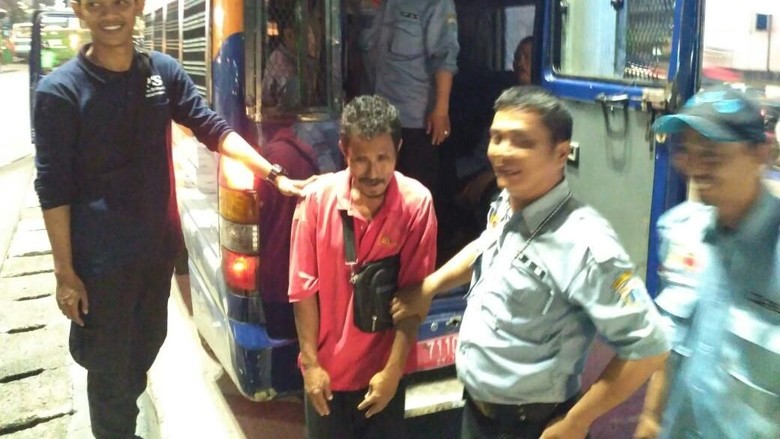 Bawa Uang Rp 28 Juta, Pengemis ini Menangis Saat Dibawa Dinsos Bawa Uang Rp 28 Juta, Pengemis ini Menangis Saat Dibawa Dinsos