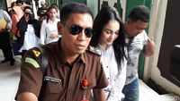 Penampilan Jennifer Dunn Saat Tiba di PN Jaksel