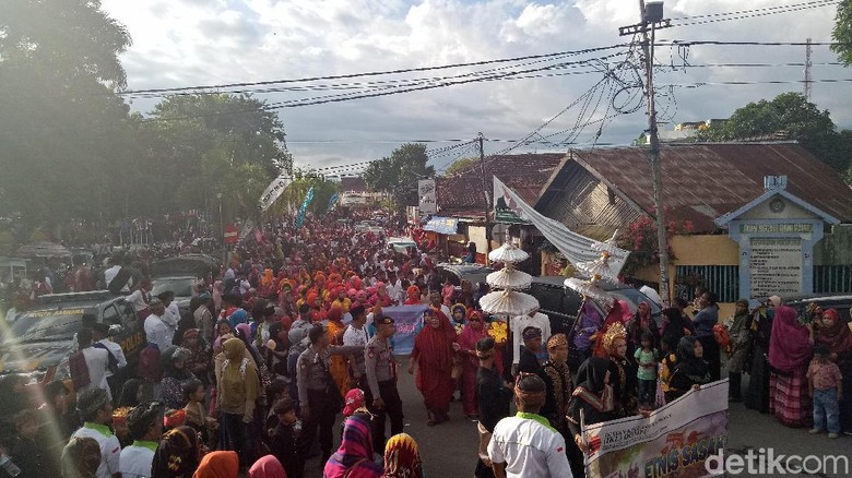 Ribuan warga Dompu saat mengikuti Pawai Budaya Rabu kemarin (Faruk Nickyrawi/detikTravel) Ribuan warga Dompu saat mengikuti Pawai Budaya Rabu kemarin (Faruk Nickyrawi/detikTravel)