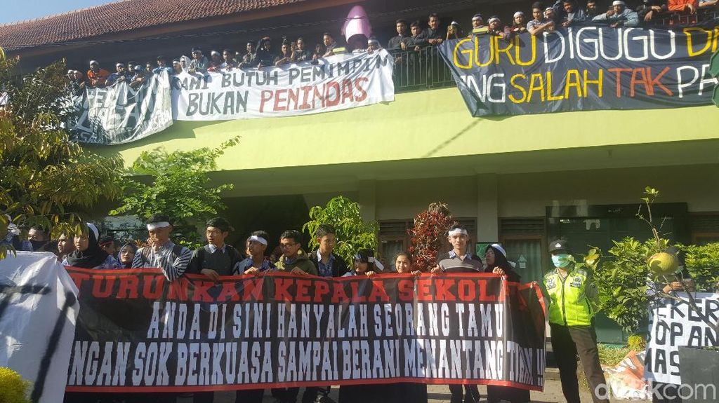 Pembelaan Kepala SMAN 2 Malang yang Dituding Arogan oleh Anak Didik Pembelaan Kepala SMAN 2 Malang yang Dituding Arogan oleh Anak Didik