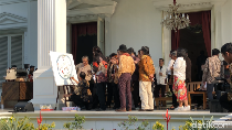 Kolaborasi Jokowi-Nasirun Lukis Indonesia di Teras Istana Kolaborasi Jokowi-Nasirun Lukis Indonesia di Teras Istana