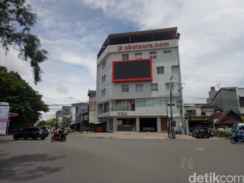 Kantor Pusat Abu Tours Kini Tak Berpenghuni dan Penuh Sampah Kantor Pusat Abu Tours Kini Tak Berpenghuni dan Penuh Sampah