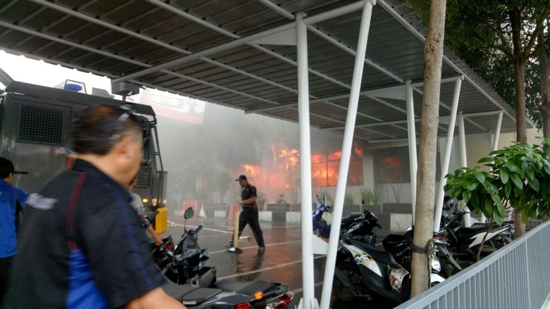 Polda Metro Jaya Kebakaran, 8 Damkar Dikerahkan Polda Metro Jaya Kebakaran, 8 Damkar Dikerahkan