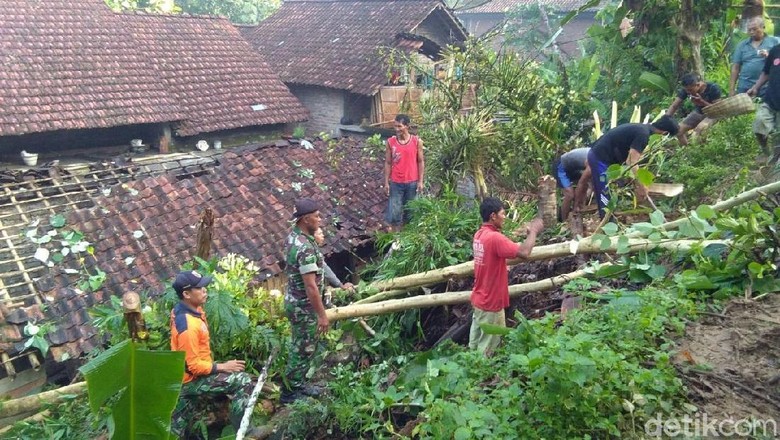 Akibat Longsor di Trenggalek, Satu Rumah Rusak dan Jembatan Retak Akibat Longsor di Trenggalek, Satu Rumah Rusak dan Jembatan Retak