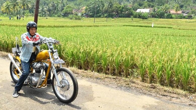 Aksi Presiden Jokowi saat touring ke Pelabuhan Ratu, Sukabumi (Laily Rachev-Biro Pers Setpres) Aksi Presiden Jokowi saat touring ke Pelabuhan Ratu, Sukabumi (Laily Rachev-Biro Pers Setpres)