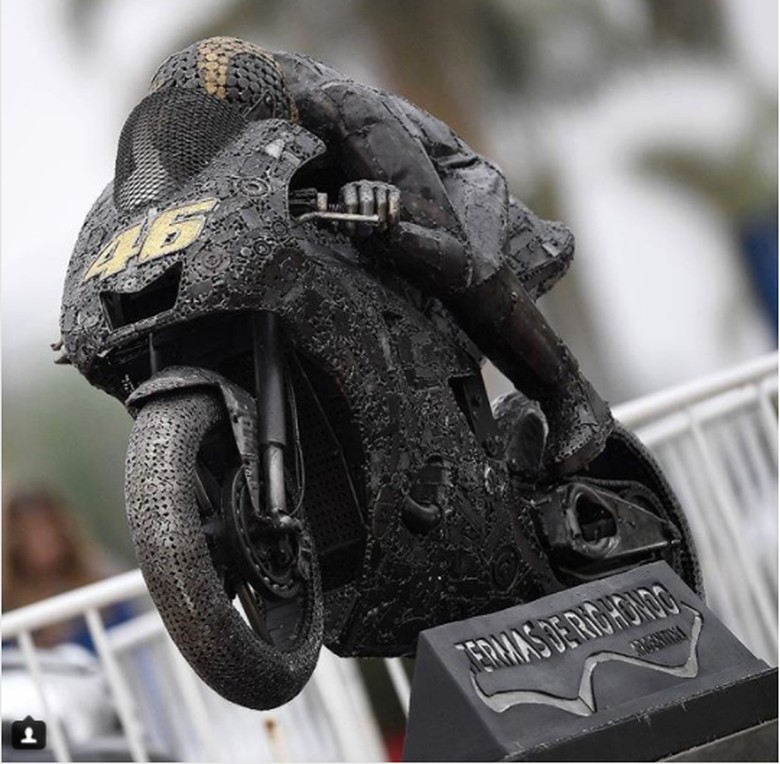 Keren, Patung Valentino Rossi Terbuat dari Mobil Tua Keren, Patung Valentino Rossi Terbuat dari Mobil Tua