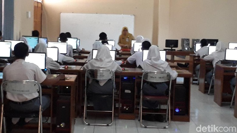 Siswa SMA Curhat Sulitnya UNBK, Komisi X akan Panggil Kemendikbud Siswa SMA Curhat Sulitnya UNBK, Komisi X akan Panggil Kemendikbud