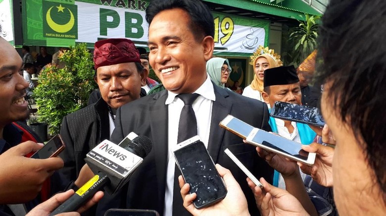 Yusril Balas Jokowi: Masak Baju Kotak-kotak Bisa Bikin Jadi Presiden Yusril Balas Jokowi: Masak Baju Kotak-kotak Bisa Bikin Jadi Presiden