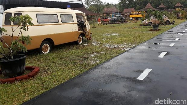 Liburan ke Borobudur, Mampir ke Taman Mobil Rongsok yang Unik