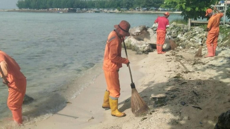 Petugas PJLP Dinas Lingkungan Hidup Kepulauan Seribu membersihkan tumpahan minyak di pantai Pulau Pari (dok Istimewa) Petugas PJLP Dinas Lingkungan Hidup Kepulauan Seribu membersihkan tumpahan minyak di pantai Pulau Pari (dok Istimewa)
